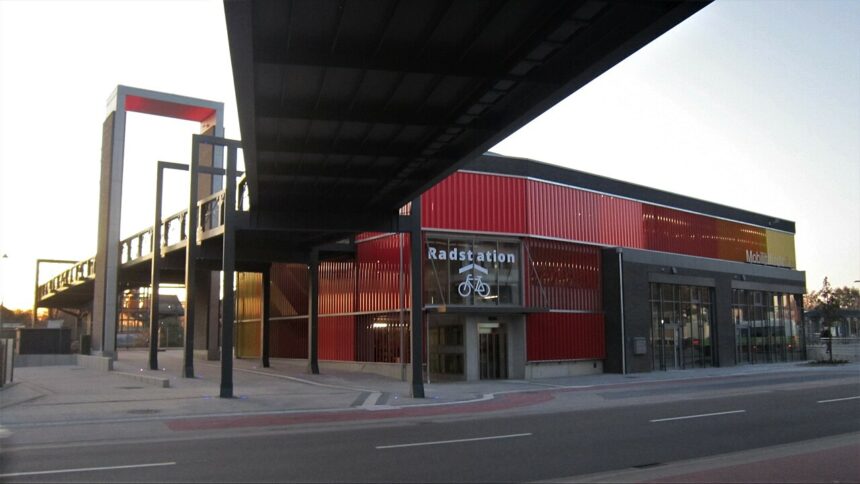 Vechta bahnhofsbrücke mobilitätsstation © corradox via wikipedia