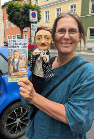 Zisa fröhlich mit puppe selbert © stefan frank