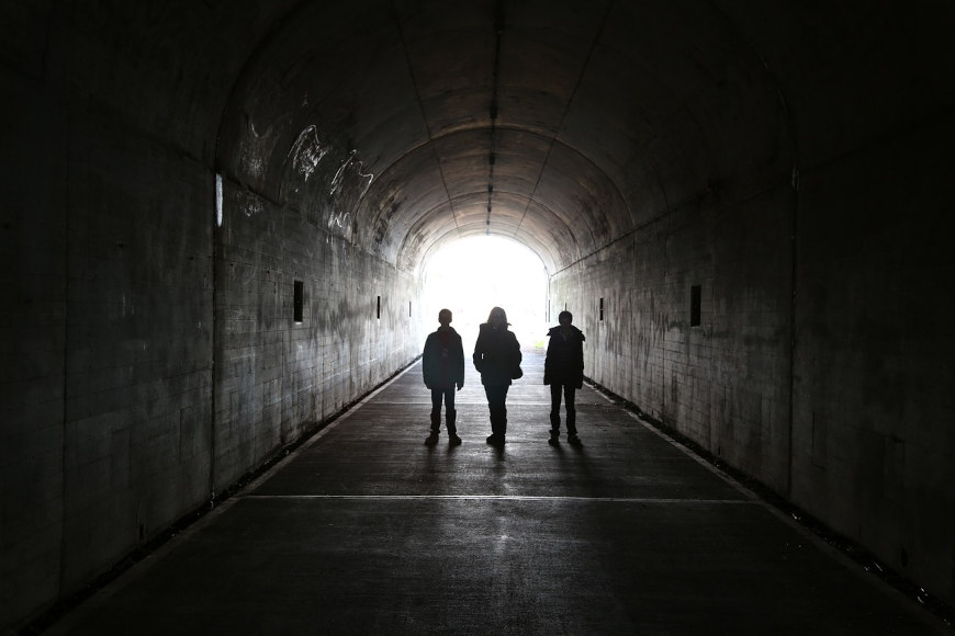 Familie im Tunnel 2879921 1280